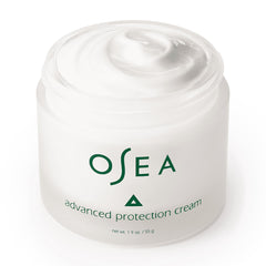Application de la Crème Visage Avancée sur le visage pour douceur et éclat.
