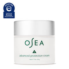 Texture riche de la Crème Visage Avancée d'OSEA en gros plan.