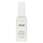 OUAI démelant spray bouteille démontrant démêlage rapide et facile
