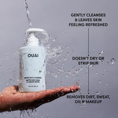 OUAI Detox-texture-mousse-visage: mousse légère pour une application douce.