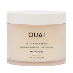 OUAI Scalp & Body Scrub emballage élégant pour exfolier cuir chevelu et corps.