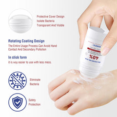 OUKEYA Urea Cream Stick sur les mains, peau douce et nourrie.
