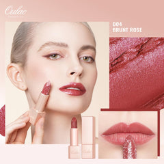 Oulac Shimmer Lipstick glisse avec texture crémeuse pour une application uniforme.