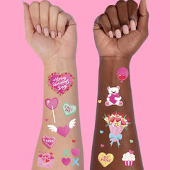 Tatouages cupcakes, dorure rose, ambiance festive pour les fêtes.