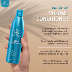 Ovation Hair Volume Conditioner: mains appliquant le produit pour nourrir sans surcharge.