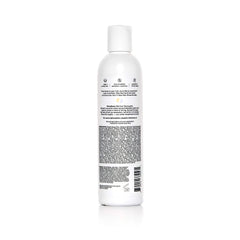 overtone crème hydratante bleue sur les mains apporte une hydratation rapide.