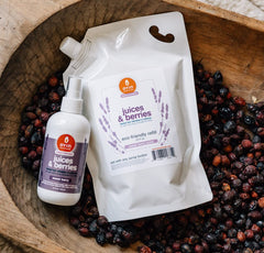 Goutte humectante sur le flacon Oyin Handmade Juices et Berries pour la brillance.