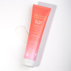 Application en douceur du gommage Glow Baby avant le maquillage.