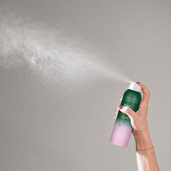 Massage doux du cuir-chevelu après application du Sérum Spray Pacífica.