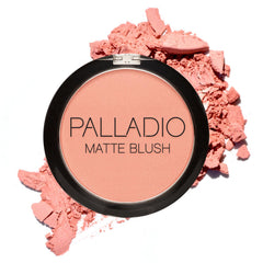 Palladio Fard à Joues Matte appliqué sur les pommettes pour un éclat naturel.