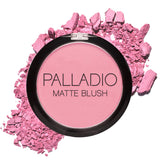 Palladio Matte Blush rose-framboise appliqué sur les joues pour un éclat naturel.