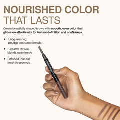 Contour net des sourcils grâce à la pointe triangulaire Palladio Brow Definer.