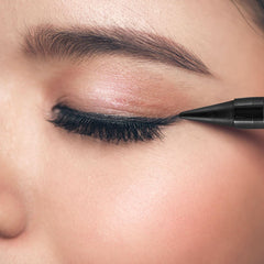 Ombré fumé léger avec Palladio Immortal Kajals pour un look délicat.