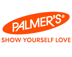 Application douce du baume Palmer's sur les lèvres, hydratation durable et protection.
