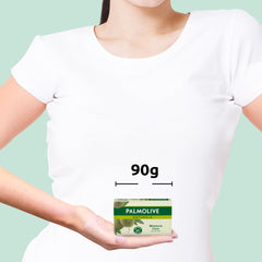 Palmolive Naturals Savon Olive et lait — texture cremeuse qui enveloppe la peau.