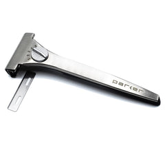 Parker Rasoir Injecteur Poignée en résine, légère et équilibrée pour un maniement fluide.