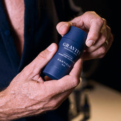 Particle Gravité Déodorant: notes moyennes bois cashmere et pomme pour profondeur.