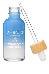 Sérum acide hyaluronique Passport to Organics dans sa bouteille, hydratation durable.