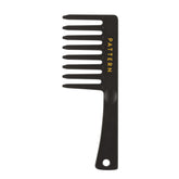 PATTERN Beauty, peigne-dents-larges, pour démêler en douceur les cheveux bouclés.