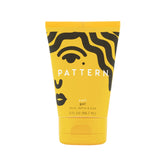 PATTERN Beauty Bouteille du gel coiffant pour définir les boucles.
