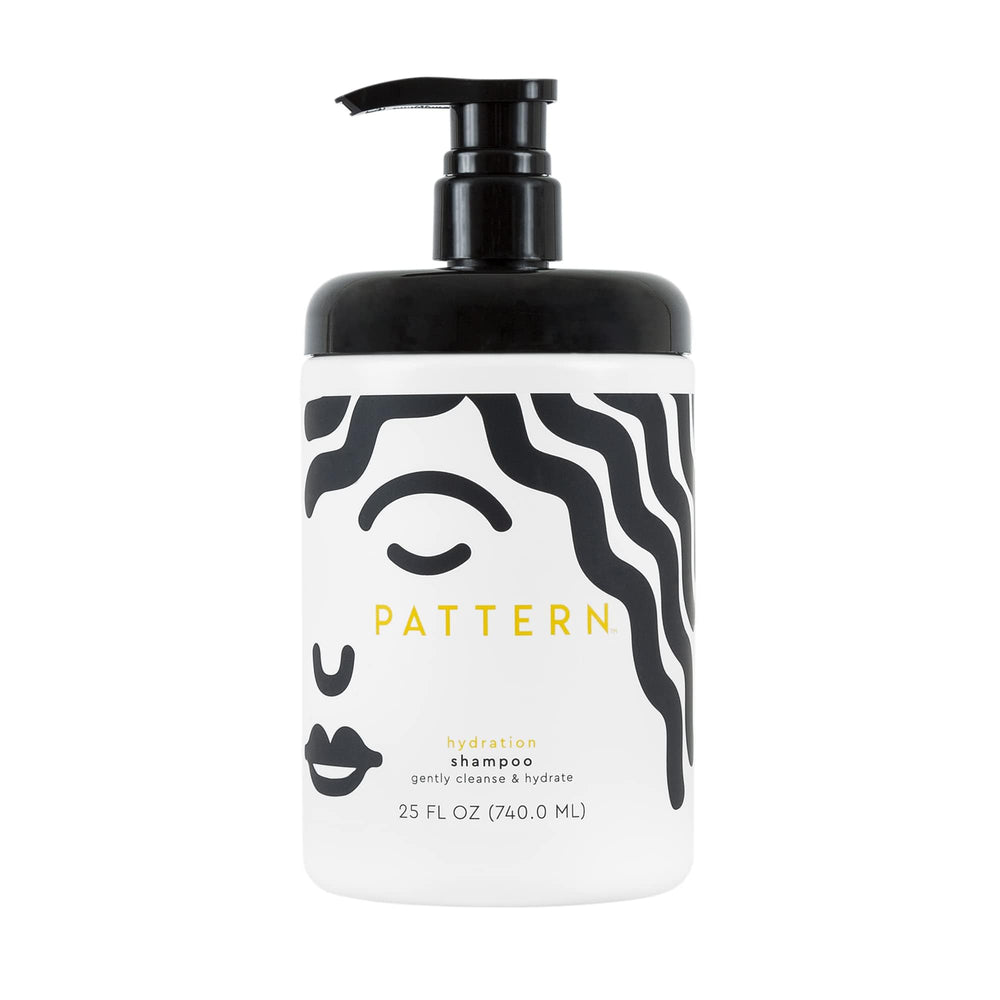 PATTERN Shampoing hydratant sur la bouteille, pour des boucles nourries et propres.
