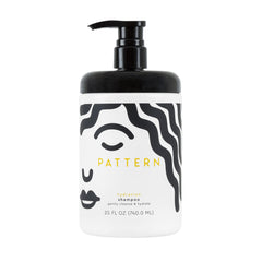 PATTERN Shampoing hydratant sur la bouteille, pour des boucles nourries et propres.