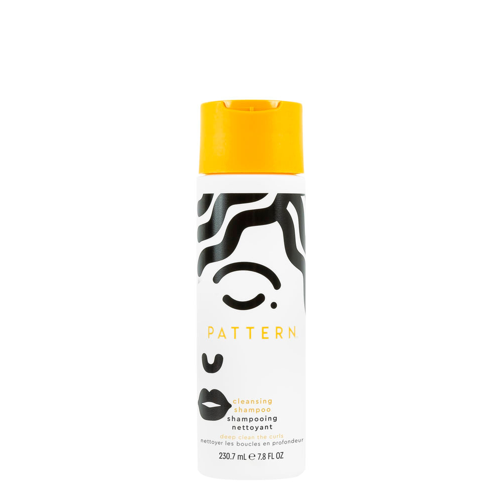 PATTERN Shampoing clarifiant en bouteille pour cheveux bouclés et propres.