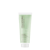 Paul Mitchell Clean Beauty Anti-Frizz Conditioner en flacon ultra-riche pour cheveux texturés doux et lisses.