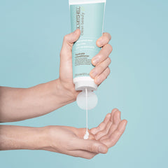 Hydrate après-shampoing Paul Mitchell, texture crèmeuse visible pour démêlage facile
