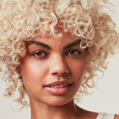 Cheveux blonds après application du Platinum Plus Deep Violet pour brillance accrue