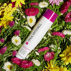 Paul Mitchell Shampooing Fortifiant – application en mousse pour démêlage facile.