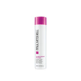 Shampooing Paul Mitchell Super Strong dans sa bouteille, prêt à revitaliser les cheveux abîmés.