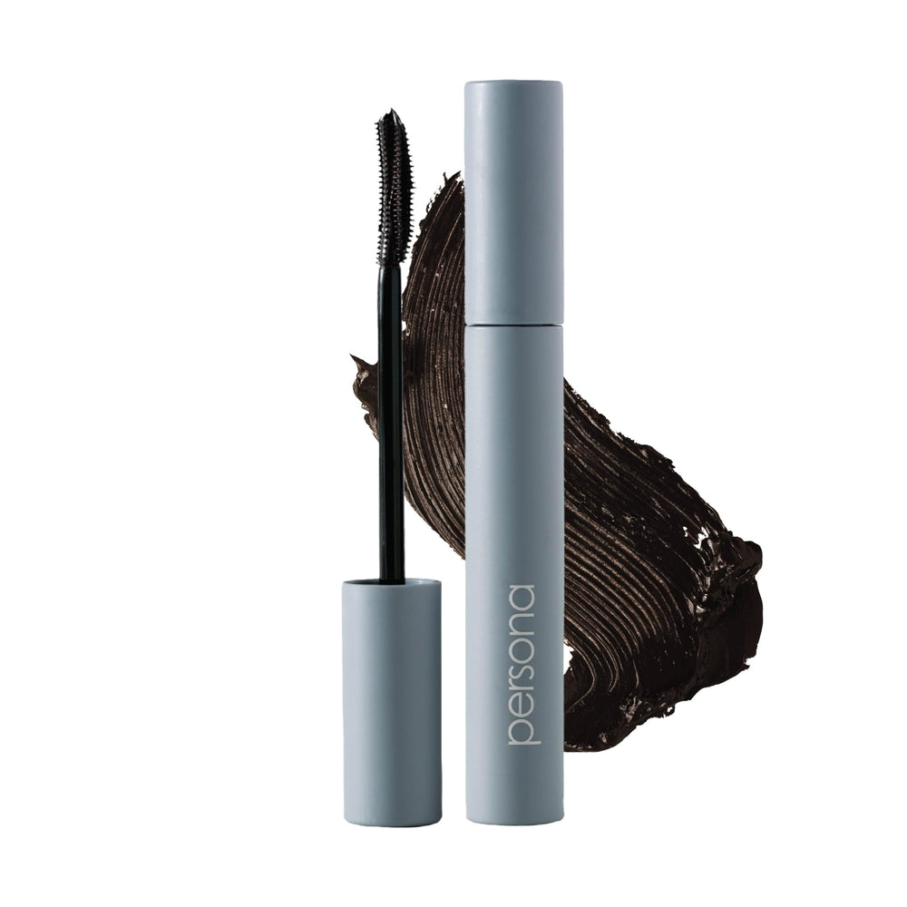 Mascara PERSONA avec brosse incurvée pour un regard plus ouvert et précis.