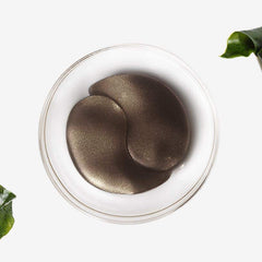 Application Petitfee sous l’œil pour un soin ciblé et pratique.