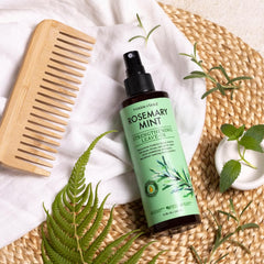 PHARM TO TABLE cheveux demeles grâce au spray romarin-menthe.