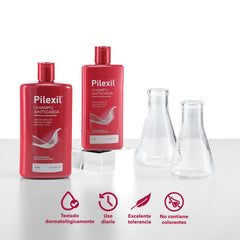 Pilexil application cheveux - main appliquant le shampoing pour démêler en douceur.