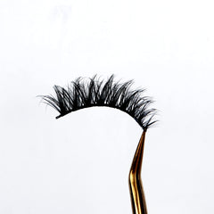 Cils Pooplunch croisés pour un regard ouvert et subtil