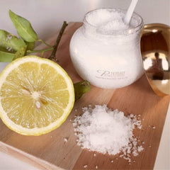 Texture riche et massage guidé pour une exfoliation relaxante.