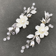 PrettyLife perles-fleur ivoire sur broche-cheveux, idéal pour sublimer une coiffure de mariée.
