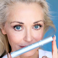 Prime Prometics PrimeLash Mascara longue tenue sans bavures sur les cils.