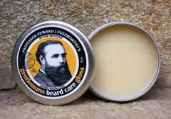 Application délicate du baume-barbe PROFESSOR EDWARD J FUZZWORTHY'S pour un coiffage facilité.
