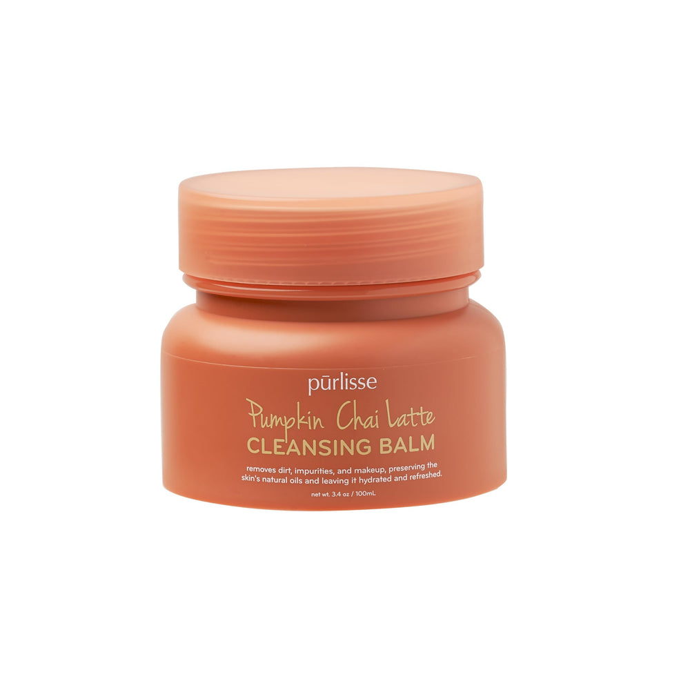 Pūrlisse Baume Nettoyant Citrouille Chai Latte dans sa bouteille, nettoie en douceur et hydrate.