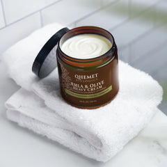 Texture riche et généreuse de Qhemet Amla et Olive Hydratante pour démêlage facilité.