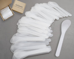 QsQueen spatule cosmétique blanche pour prélever la crème proprement et réduire le gaspillage.