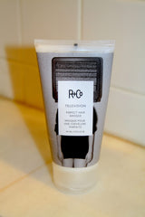 R+Co TELEVISION Masque beurre de Murumuru pour brillance légère.