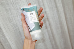 R+Co Cool Wind appliquer la crème sur cheveux pour coiffage facilité.