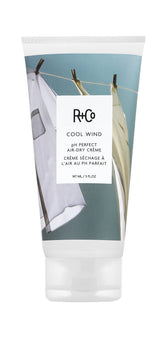 R+Co Cool Wind: bouteille élégante favorisant un coiffage sans chaleur et douceur.
