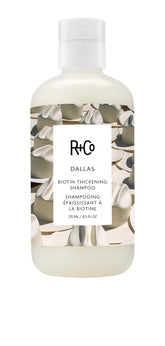 R+Co Dallas shampoing épaississant, bouteille élégante, apporte volume aux cheveux fins.