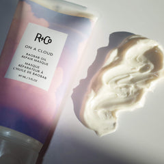 Cheveux traités par le masque R+Co On A Cloud, brillance perceptible