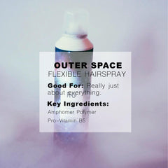 R+Co Outerspace Light Hair Spray – geste d’application simple pour styliser rapidement.